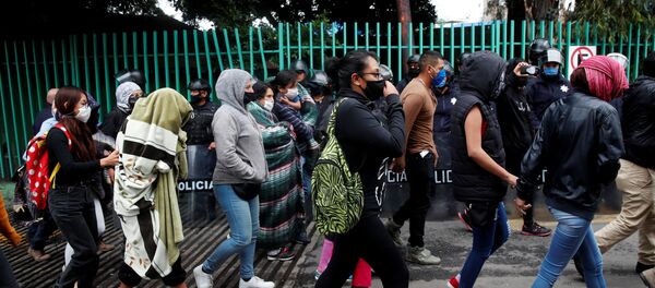 Protesta contra violencia de género en México - Sputnik Mundo