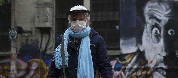 Una mujer caminando por Montevideo, Uruguay - Sputnik Mundo