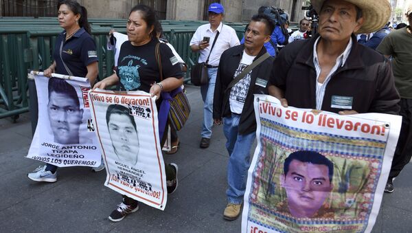 Familiares de los 43 estudiantes desaparecidos en Ayotzinapa - Sputnik Mundo