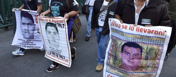 Familiares de los 43 estudiantes desaparecidos en Ayotzinapa - Sputnik Mundo