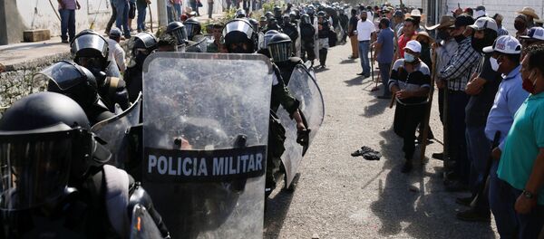 Cerca de 500 agricultores tomaron a la fuerza instalaciones de la presa La Boquilla en Chihuahua para impedir se desvíe agua a EEUU - Sputnik Mundo
