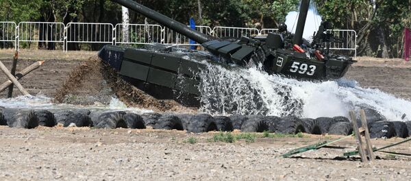 Un tanque T-72 supera un obstáculo acuático (archivo) - Sputnik Mundo