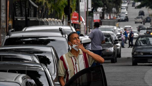 Cola para repostar en Caracas, Venezuela - Sputnik Mundo