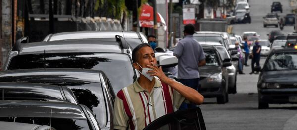 Cola para repostar en Caracas, Venezuela - Sputnik Mundo
