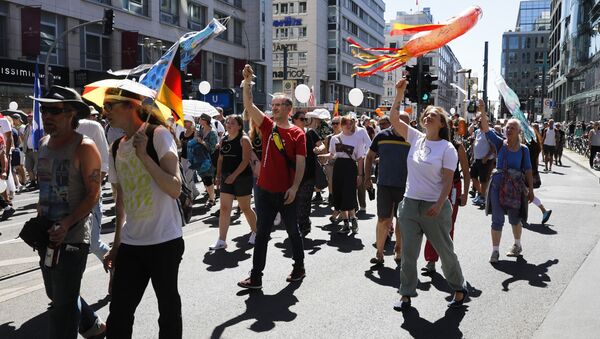 Personas asisten a una manifestación contra las restricciones impuestas en el marco de la pandemia de coronavirus en Berlín, Alemania, el 1 de agosto de 2020 - Sputnik Mundo