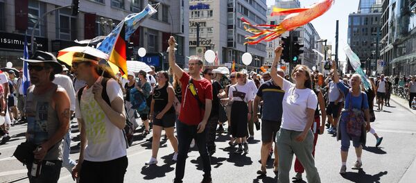 Personas asisten a una manifestación contra las restricciones impuestas en el marco de la pandemia de coronavirus en Berlín, Alemania, el 1 de agosto de 2020 - Sputnik Mundo