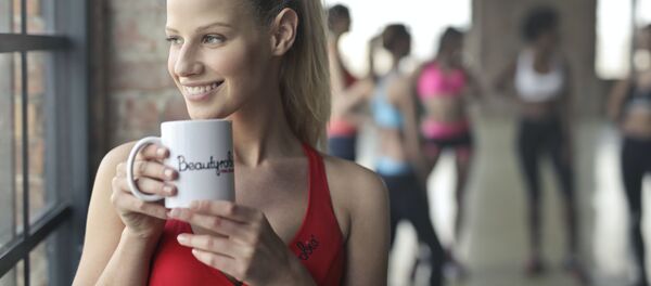 Una mujer con una taza - Sputnik Mundo