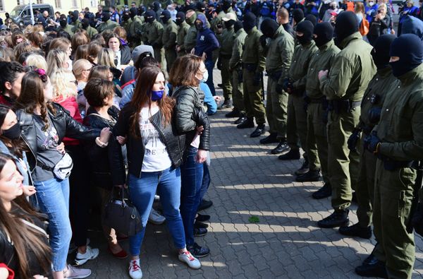 Las autoridades envían furgones policiales y blindados al centro de Minsk Las autoridades envían furgones policiales y blindados al centro de Minsk - Sputnik Mundo