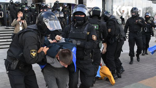 Fuerzas de seguridad detienen a un manifestante en Minsk Fuerzas de seguridad detienen a un manifestante en Minsk - Sputnik Mundo