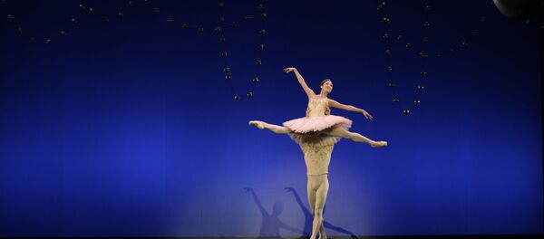 Bailarines de la Compañía Española de Danza durante un espectáculo - Sputnik Mundo
