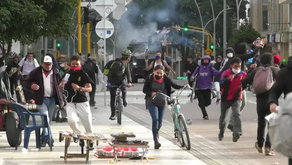 La policía enfrenta a los manifestantes con gas lacrimógeno en Bogotá