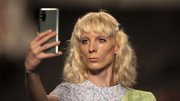 Modelo en la pasarela - Sputnik Mundo