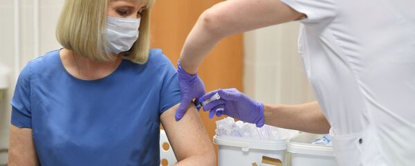 Vacunan con Sputnik V a una voluntaria en un hospital de Moscú - Sputnik Mundo