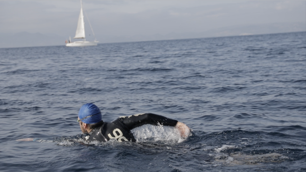 Vuelta al mundo caminando o 'unir' continentes nadando: los desafíos de Ignacio Dean por el medio ambiente  - Sputnik Mundo