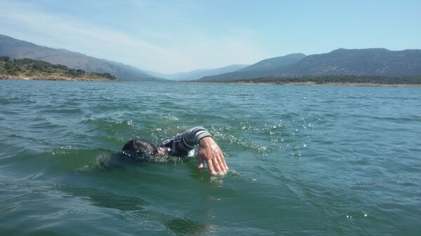 Vuelta al mundo caminando o 'unir' continentes nadando: los desafíos de Ignacio Dean por el medio ambiente  - Sputnik Mundo