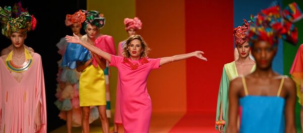 Ágatha Ruiz de la Prada al final de su desfile en la Mercedes-Benz Fashion Week Madrid - Sputnik Mundo
