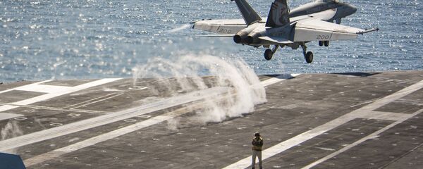 Un F/A-18E Super Hornet despega desde el portaviones USS Carl Vinson (archivo) - Sputnik Mundo