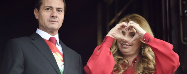 El expresidente de México, Enrique Peña Nieto, y su esposa Angelica Rivera durante la celebración del Día de la Independencia de México en 2018 - Sputnik Mundo