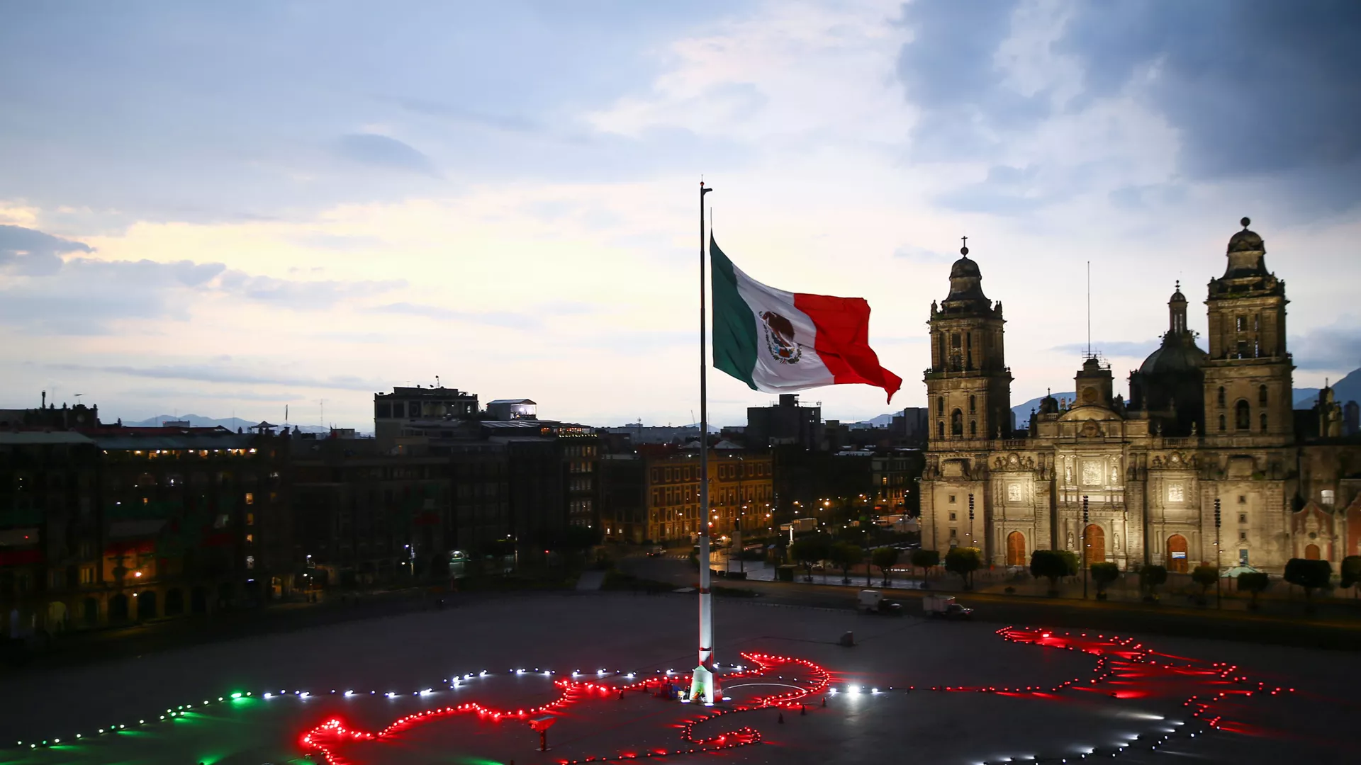 Zócalo de la Ciudad de México durante la celebración del 210 aniversario de la independencia Zócalo de la Ciudad de México durante la celebración del 210 aniversario de la independencia