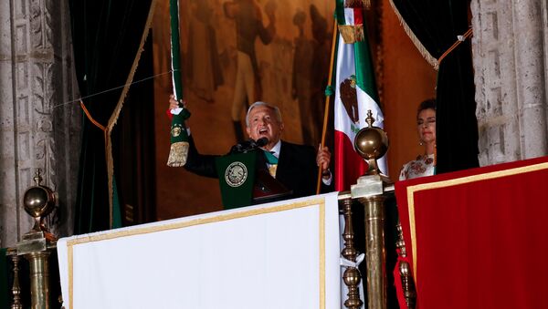 El presidente de México, Andrés Manuel López Obrador, dio el Grito de la Independencia desde el Palacio Nacional. La arenga del grito se compuso de 20 vivas, entre los que destacó la fraternidad universal, la soberanía, el amor al prójimo y la esperanza en el porvenir. - Sputnik Mundo