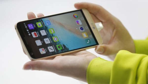 Un smartphone de LG, foto de archivo Un smartphone de LG, foto de archivo - Sputnik Mundo