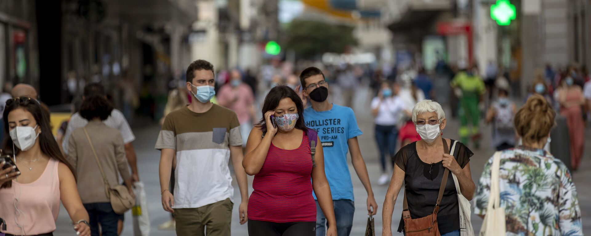 Personas caminan por el centro de Madrid - Sputnik Mundo, 1920, 07.10.2021