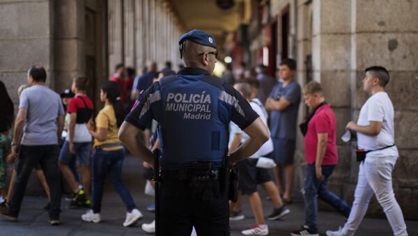 Un policía controla los accesos a la Plaza Mayor antes de una final de la Champions - Sputnik Mundo