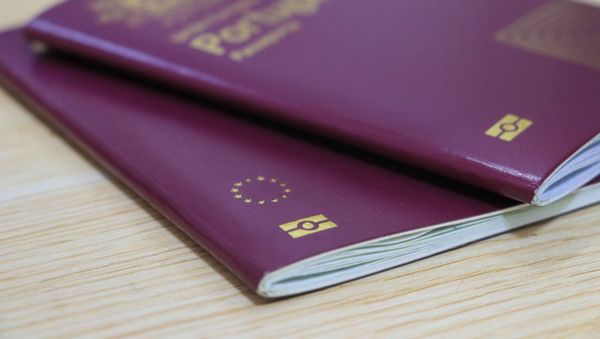 Unos pasaportes de la UE Unos pasaportes de la UE - Sputnik Mundo