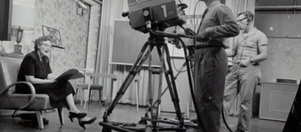 Mujer en set de televisión - Sputnik Mundo