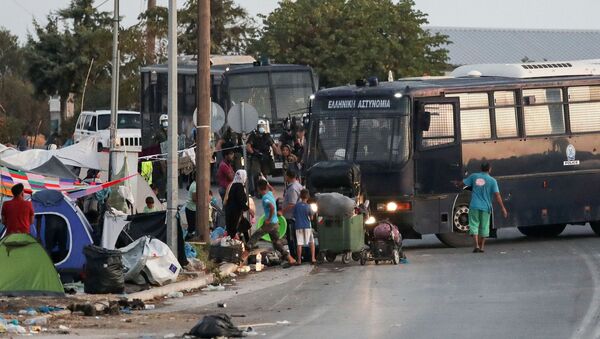 La Policía griega trata de dispersar a los migrantes tras un incendio en el campamento de Moria, Lesbos - Sputnik Mundo