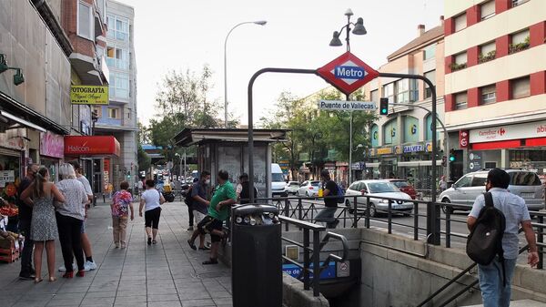 Entrada al metro en Puente de Vallecas - Sputnik Mundo