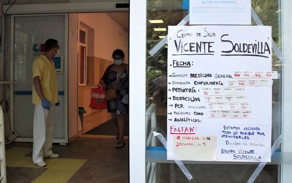 Cartel en el centro médico Vicente Soldevilla de Vallecas (Madrid) - Sputnik Mundo