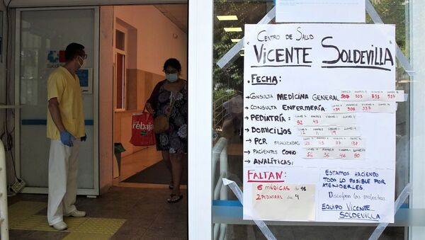 Cartel en el centro médico Vicente Soldevilla de Vallecas (Madrid) - Sputnik Mundo