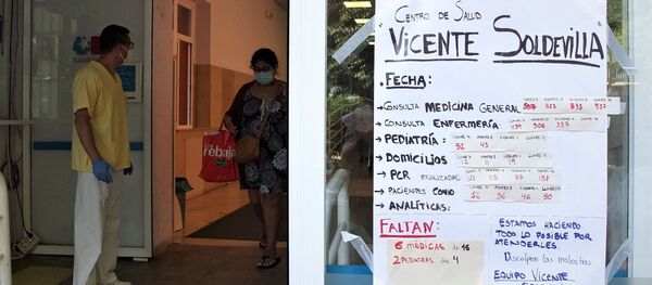 Cartel en el centro médico Vicente Soldevilla de Vallecas (Madrid) - Sputnik Mundo
