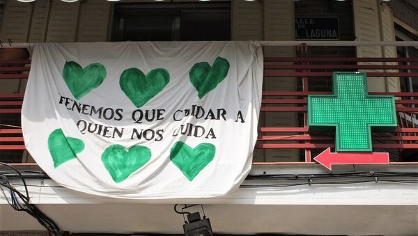 Pancarta de apoyo a los sanitarios en Vallecas (Madrid) - Sputnik Mundo