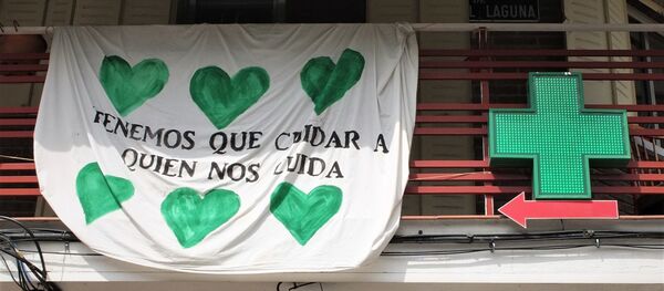 Pancarta de apoyo a los sanitarios en Vallecas (Madrid) - Sputnik Mundo