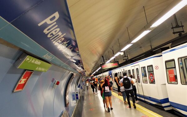 Andén de una estación de metro en Vallecas (Madrid) - Sputnik Mundo