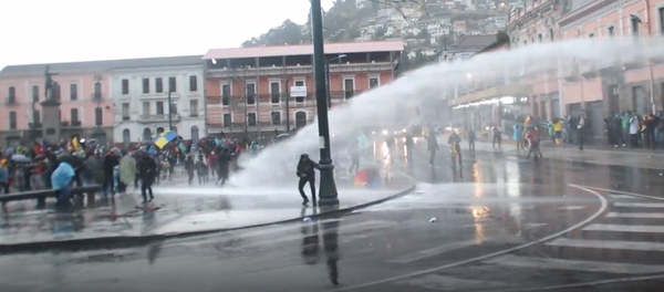 La Policía dispersa una protesta contra las medidas de austeridad en Ecuador - Sputnik Mundo