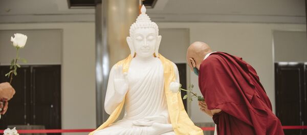 Monje budista ante la estatua de Buda - Sputnik Mundo