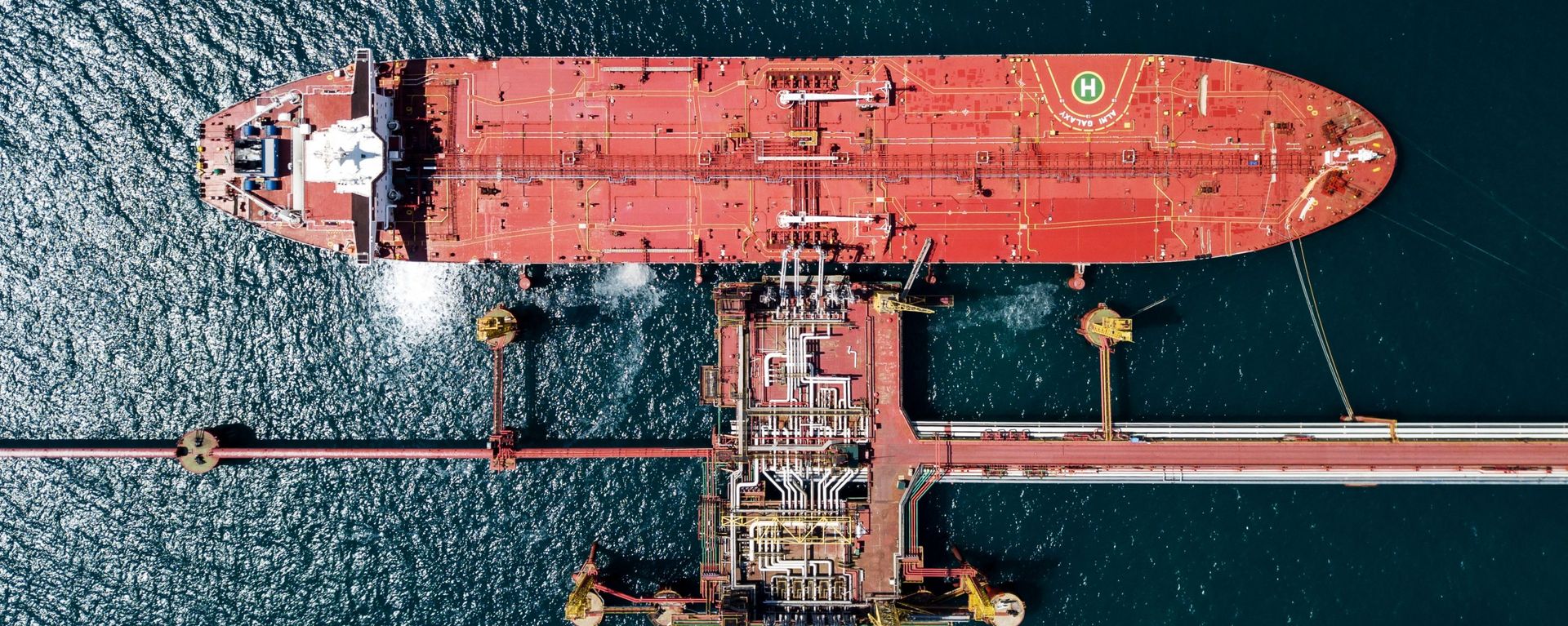 Un petrolero ruso cerca de un terminal - Sputnik Mundo, 1920, 21.10.2026