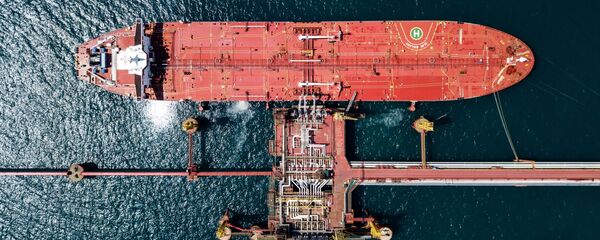 Un petrolero ruso cerca de un terminal Un petrolero ruso cerca de un terminal - Sputnik Mundo