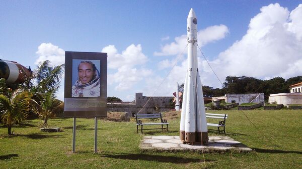 Un retrato de Arnaldo Tamayo Méndez, cosmonauta cubano, junto a una réplica de la nave Soyuz-38 - Sputnik Mundo