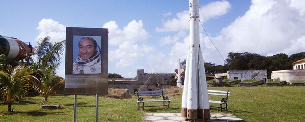 Un retrato de Arnaldo Tamayo Méndez, cosmonauta cubano, junto a una réplica de la nave Soyuz-38 - Sputnik Mundo