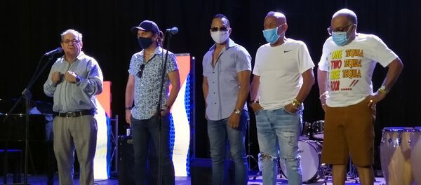 Alexis Triana, funcionario del Ministerio de Cultura, el cantautor Diego Gutiérrez, Samuel Formell, director de Van Van; Elio Revé, líder del Charangón; y César Pedroso, director de Pupy y los que Son Son - Sputnik Mundo