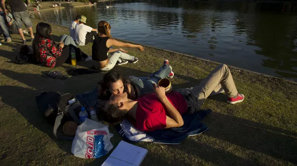 Jóvenes argentinos celebran el Día del Estudiante y la llegada de la primavera en un parque
