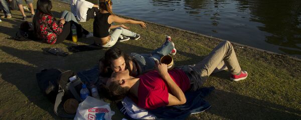 Jóvenes argentinos celebran el Día del Estudiante y la llegada de la primavera en un parque - Sputnik Mundo