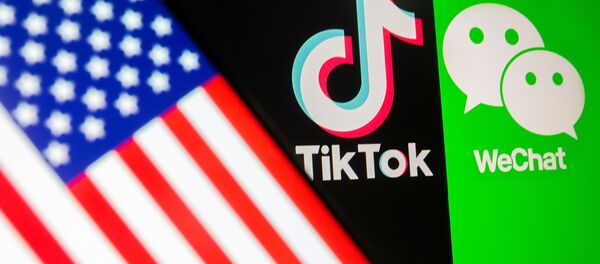 Logos de las aplicaciones chinas TikTok y WeChat con una bandera de EEUU - Sputnik Mundo