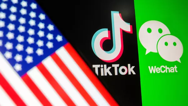 Logos de las aplicaciones chinas TikTok y WeChat con una bandera de EEUU - Sputnik Mundo