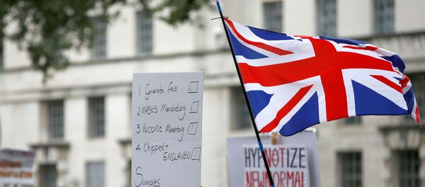 Manifestantes protestan contra las medidas restrictivas de combate al coronavirus en Reino Unido el 29 de agosto - Sputnik Mundo