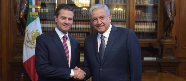 El expresidente Enrique Peña Nieto y el presidente de México Andrés Manuel López Obrador (archivo) - Sputnik Mundo
